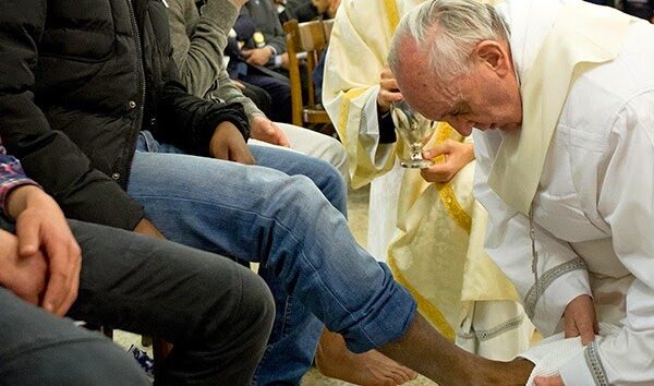 El papa Francisco emula a Jesús y lava los pies a doce reclusos en Rom