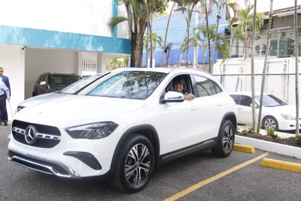 Rehabilitación y AutOzama entregaron Mercedes Benz a ganadora del sorteo navideño 2023