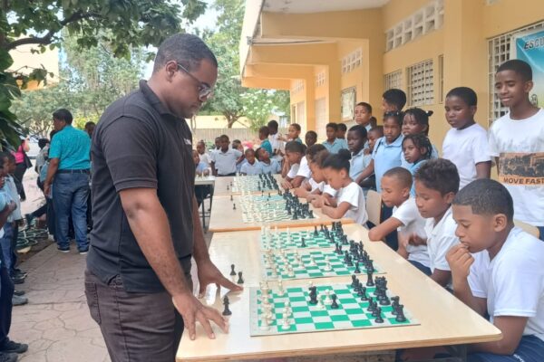 Instructor Fernando Cuevas ofrece Simultánea de Ajedrez en la Escuela Alvida Santana imagen ilustrativa